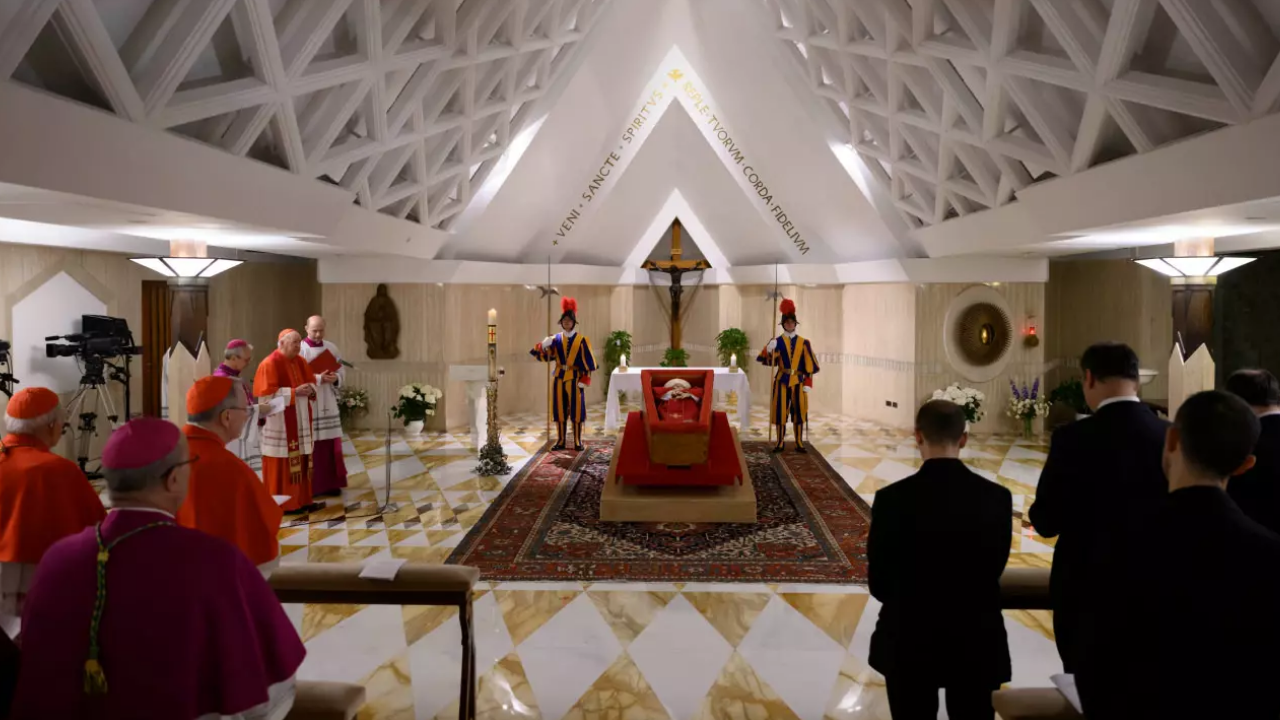 Vatikan’da Son Yolculuk Başladı Papa Francis’in Açık Tabuttaki Fotoğrafları Yayınlandı (3)