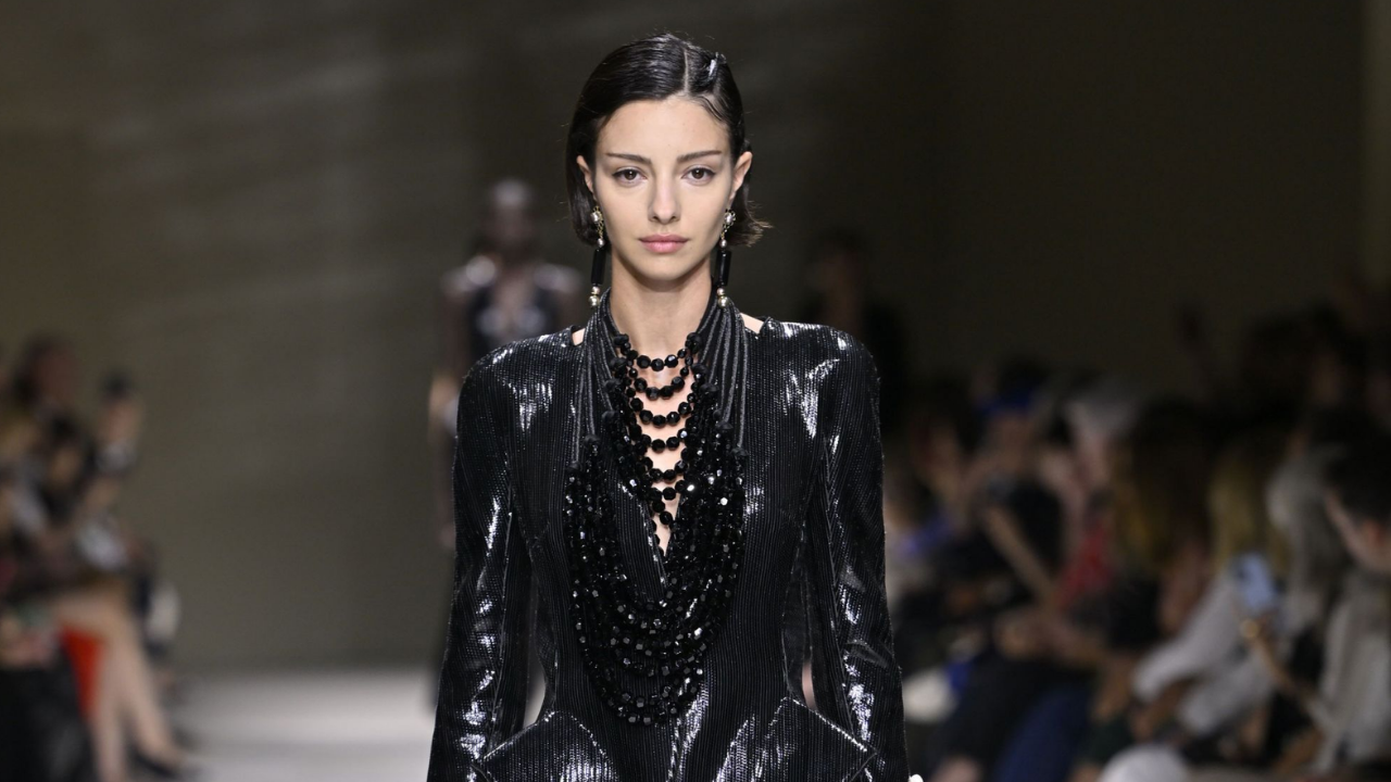 Versace’ın Yıldızı Moda Dünyasını Yasa Boğdu Manken Lucy Markovic 27 Yaşında Hayatını Kaybetti (1)