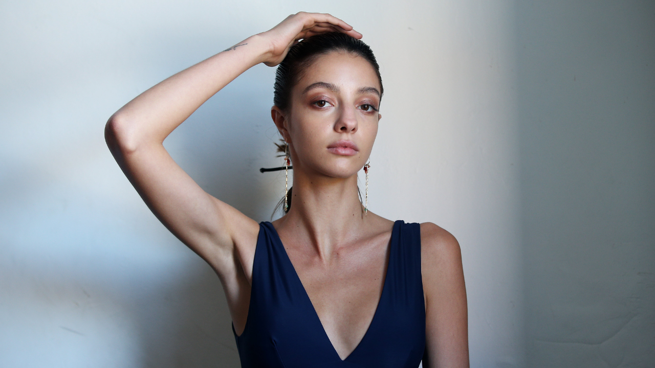 Versace’ın Yıldızı Moda Dünyasını Yasa Boğdu Manken Lucy Markovic 27 Yaşında Hayatını Kaybetti (2)