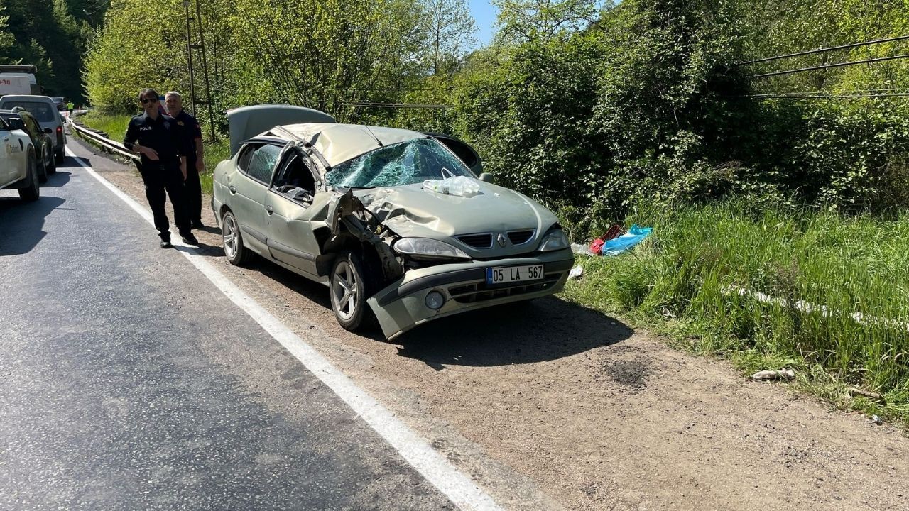 Yamaçtan Kopan Kaya Parçaları Otomobili Biçti