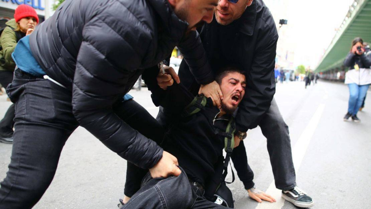 1 Mayıs Kutlamalarına Bir Kişi Palyaço Kostümüyle Katıldı İşim Bu, İş Kıyafetimle Geldim 1