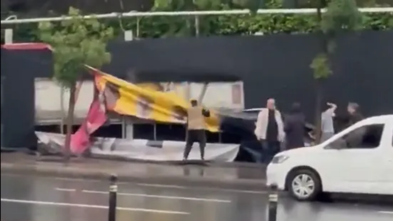 Beşiktaş’ta Stadyum Önüne Şok Reklam Taraftarlar Posterleri Söktü! (1)