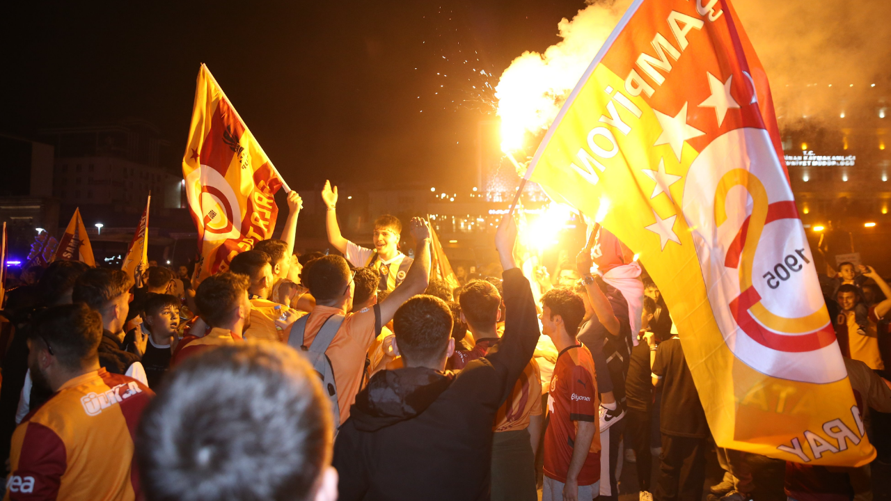 Galatasaray'ın Şampiyonluk Kutlamalarında Dikkat Çeken Anlar 13