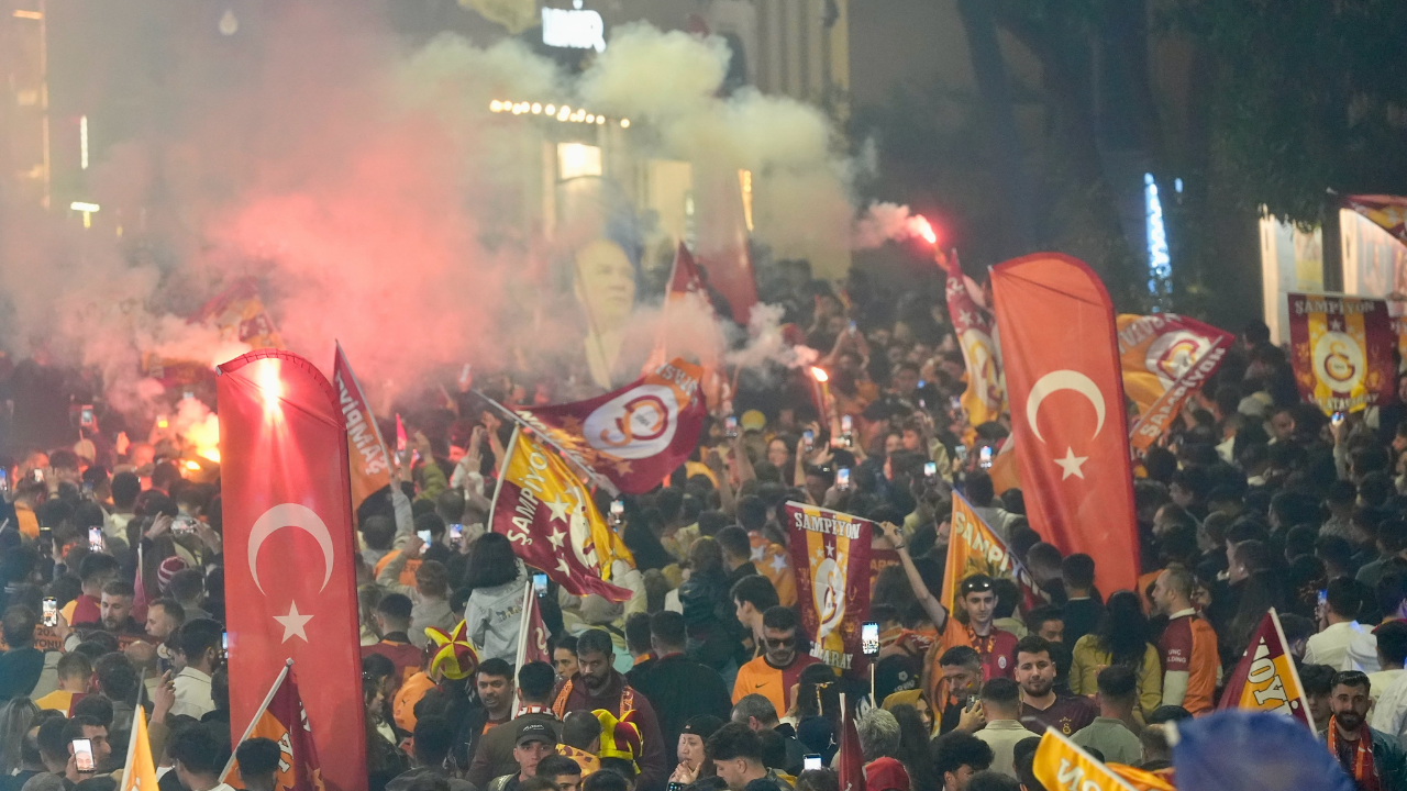 Galatasaray'ın Şampiyonluk Kutlamalarında Dikkat Çeken Anlar 14