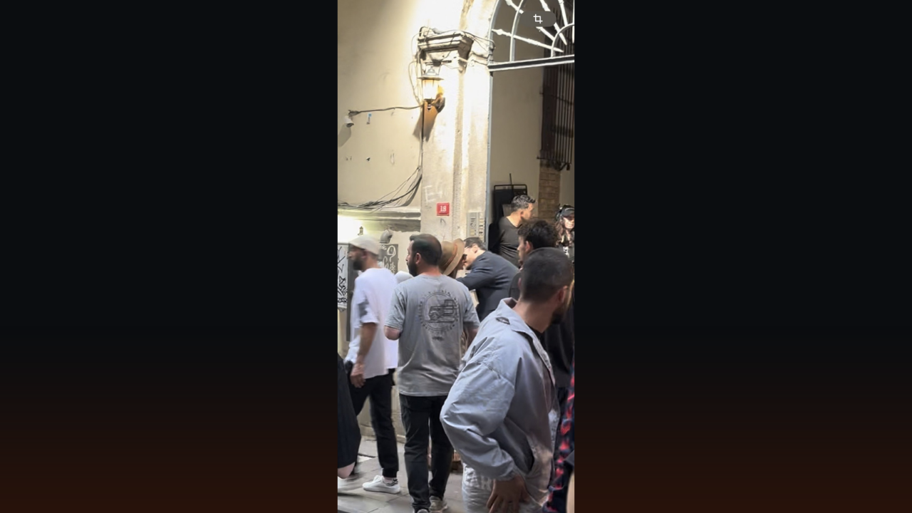 Gizemli Aşk Eşref Rüya Setinde Ortaya Çıktı Çağatay Ulusoy’dan Aslıhan Malbora’ya Hoş Geldin Öpücüğü