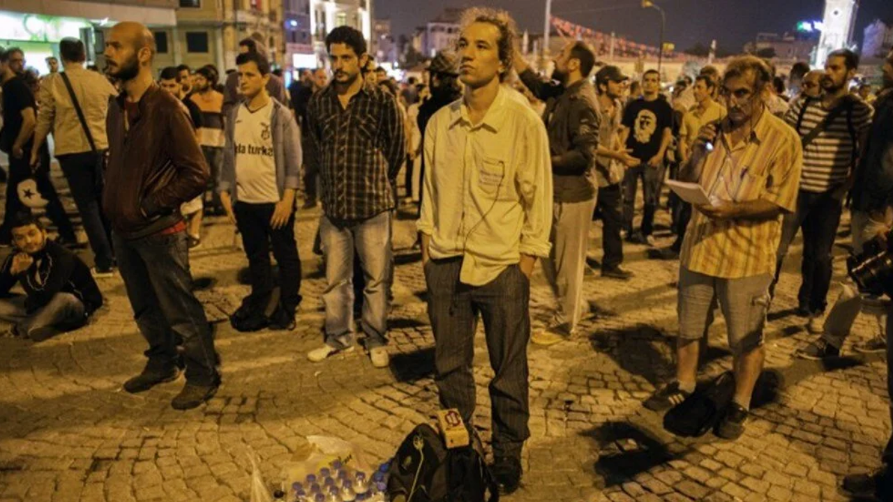 Taksim’de ‘Duran Adam’ Eylemine Polis Müdahalesi 21 Kişi Gözaltına Alındı (2)