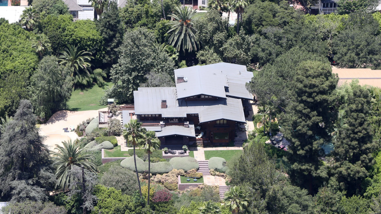 Brad Pitt’in Los Angeles’taki Evi Soyuldu Hırsızlar Her Şeyi Yağmaladı (2)