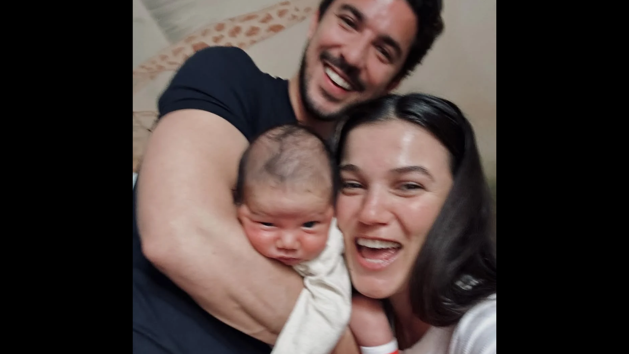 Pınar Deniz’den Gülümseten Sürpriz Fikret Hakan’ın Yüzü Ilk Kez Görüldü (1)