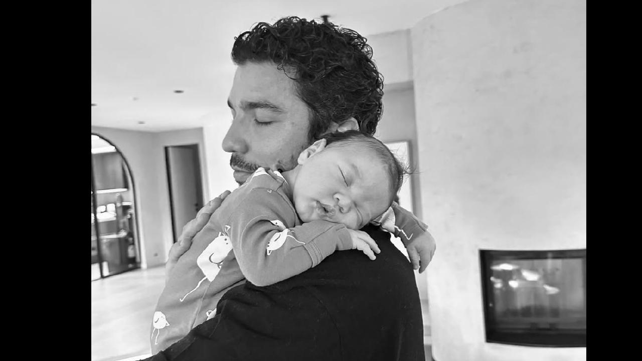 Pınar Deniz’den Gülümseten Sürpriz Fikret Hakan’ın Yüzü Ilk Kez Görüldü (2)