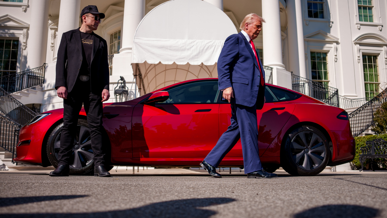 Trump’tan Sürpriz Hamle Elon Musk’a Destek Aldığı Kırmızı Tesla’yı Satıyor!