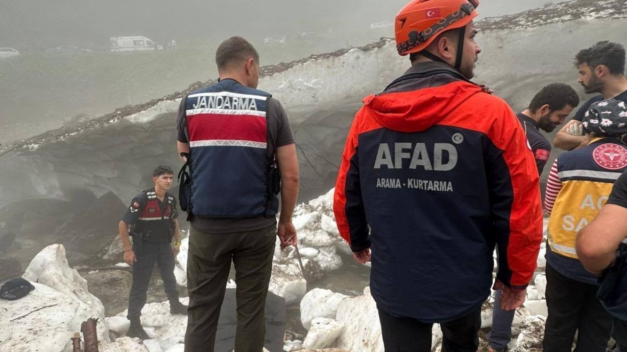 Ayder Yaylası'nda Facia Fotoğraf Çektirirken Üzerine Kar Kütlesi Düştü (1)
