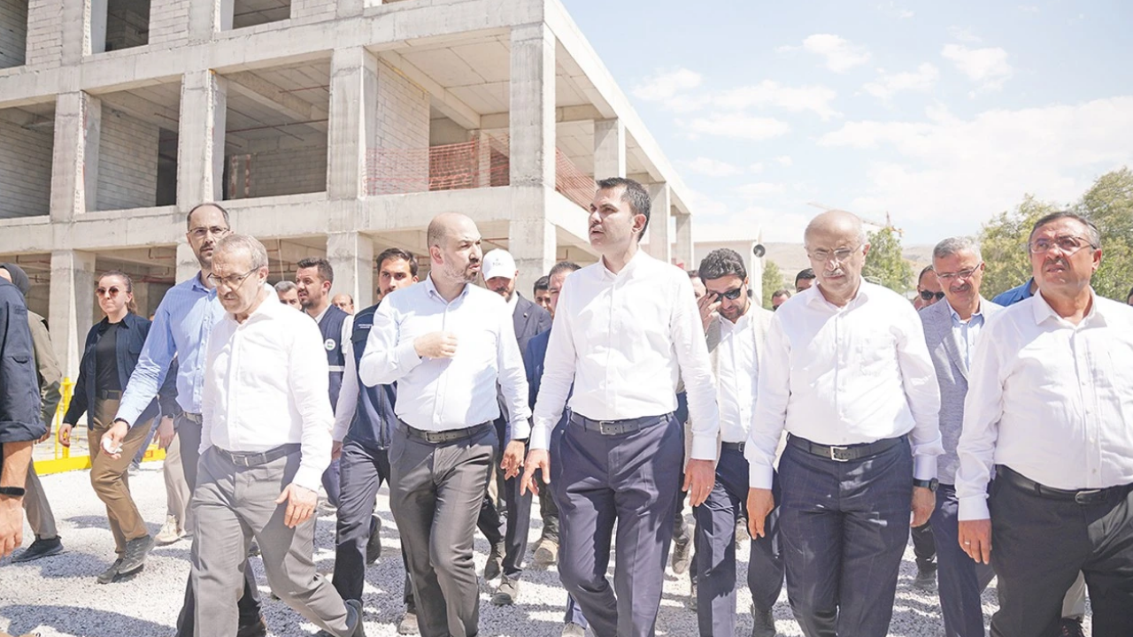 Bakan Kurum’dan Deprem Bölgesindeki Müteahhitler Ültimatom ‘’24 Saat Çalışın, Yoksa Gereğini Yaparım’’ (1)