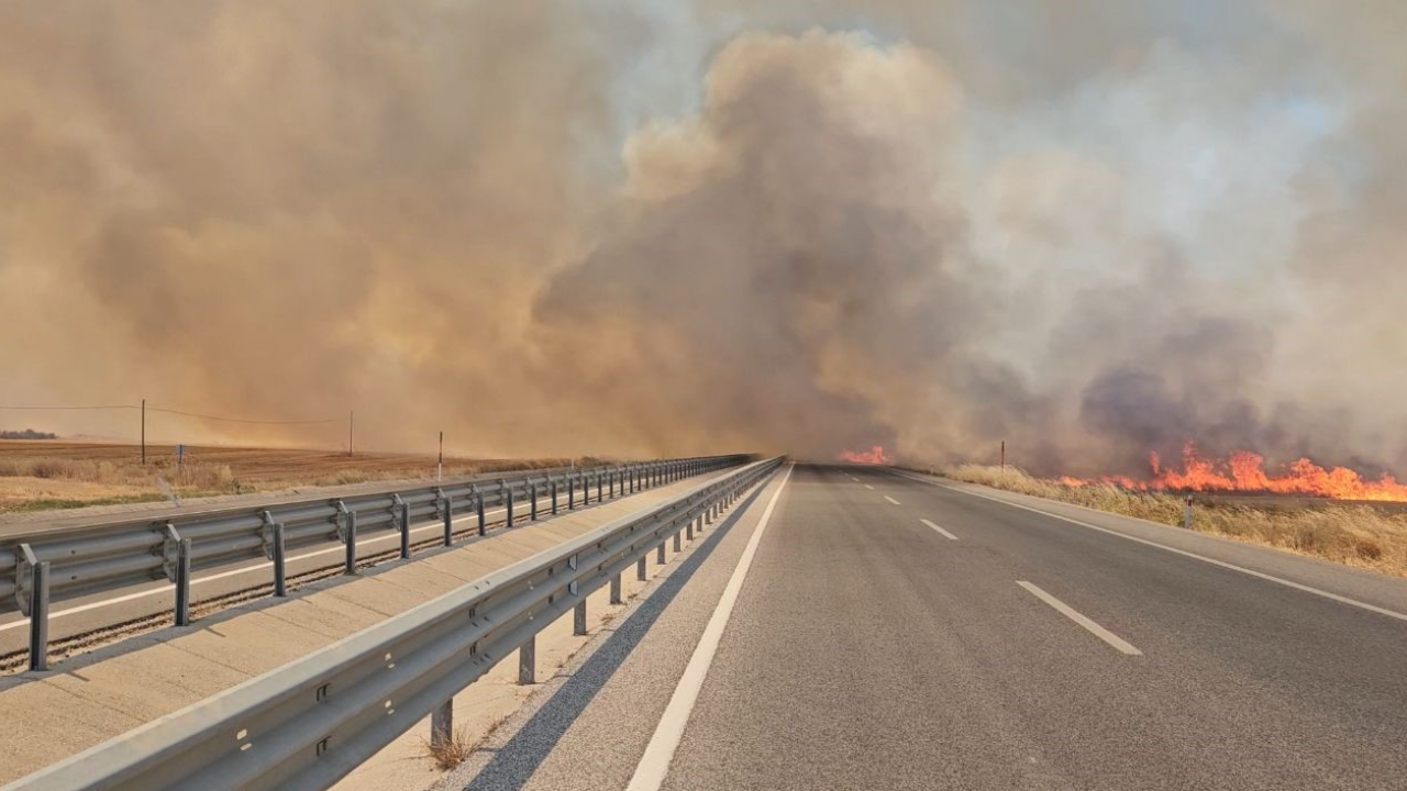 Edirne’de Anız Yangını Faciaya Dönüştü Alevler Gökyüzünü Kapladı, Zincirleme Kaza Yaşandı