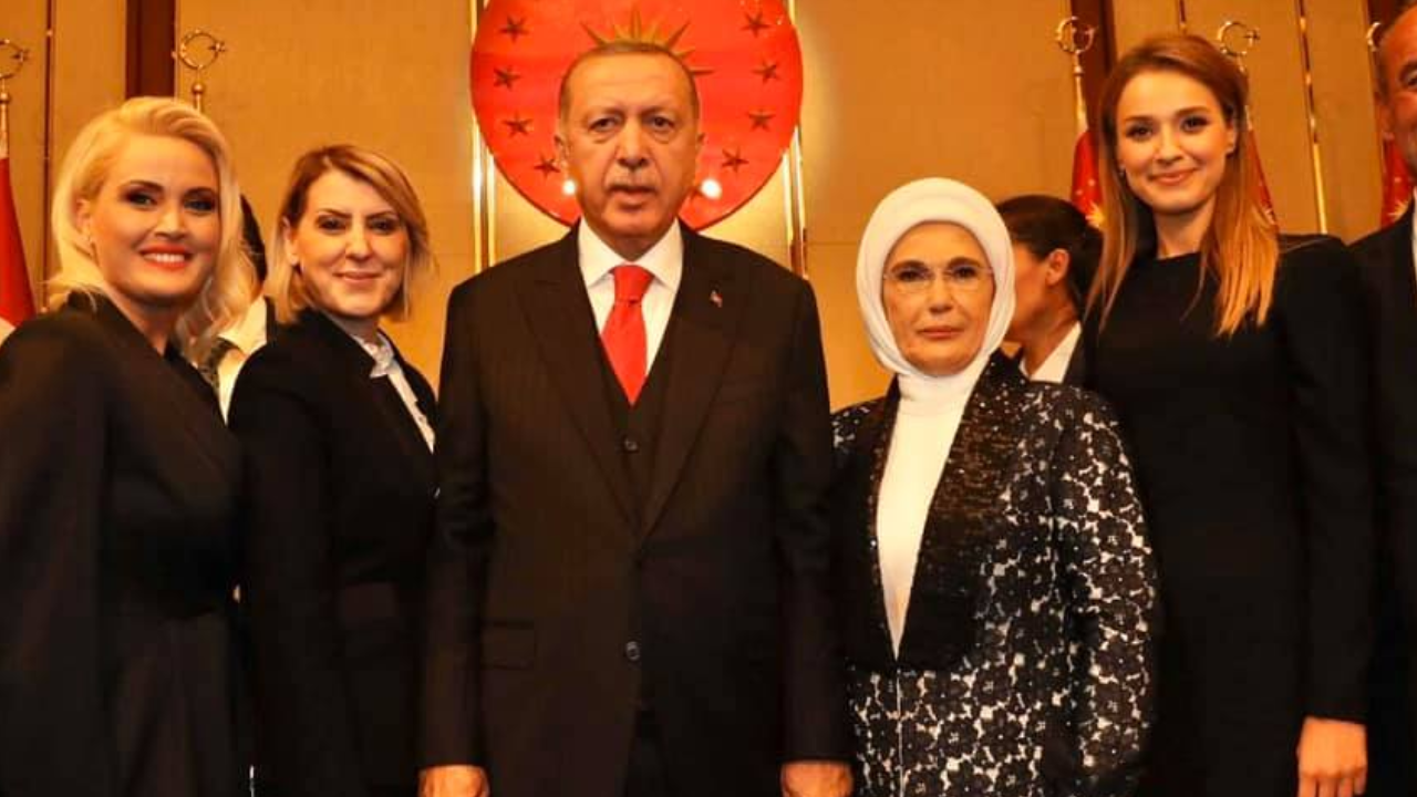 İktidara Yakın Gazeteci, Kredi Çekerek Tatile Giden Halka Geri Zekalı Dedi!