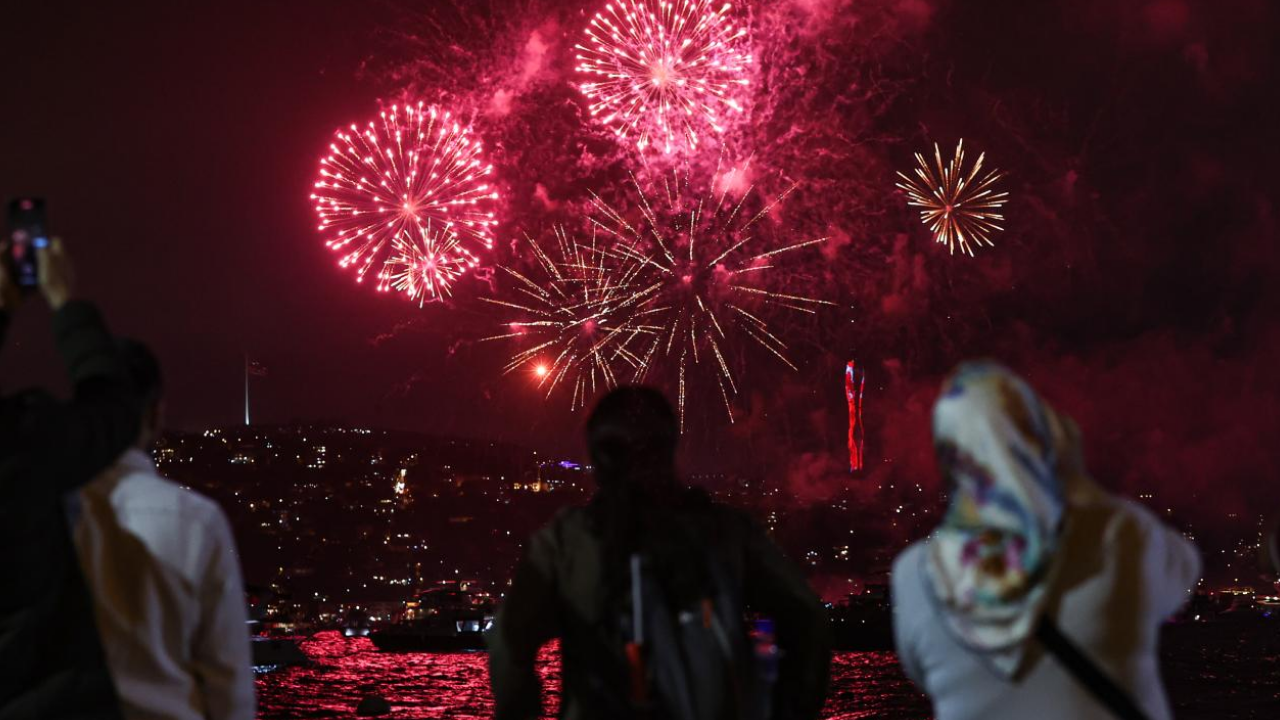 İstanbul Valiliği’nden Yangın Önlemi 3 Ay Boyunca Havai Fişek Ve Meşale Yasak