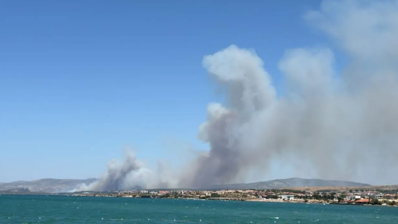 İzmir’deki Yangınlar Çeşme’ye Sıçradı Yerleşim Yerleri Tehdit Altında