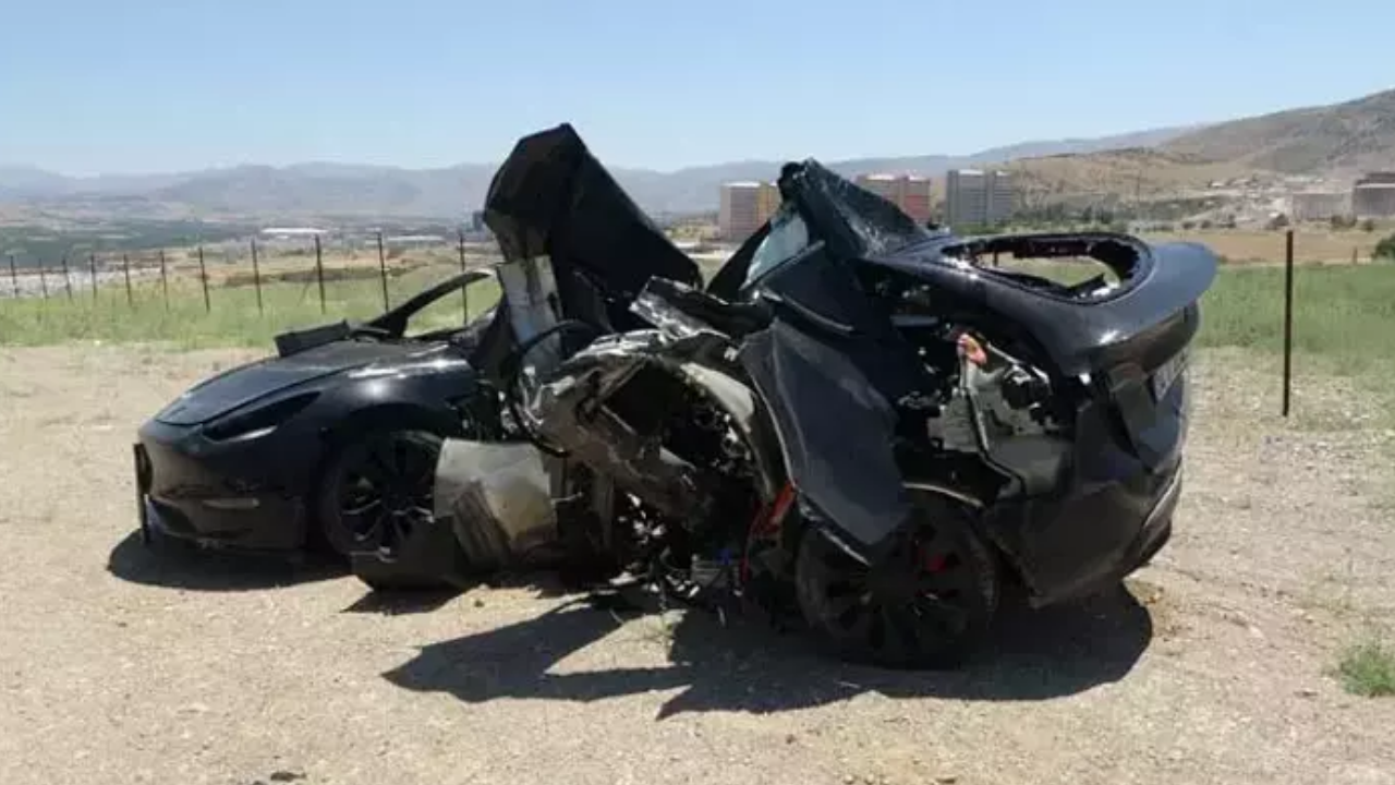 Malatya’daki Feci Kaza Tesla Ortadan İkiye Bölündü