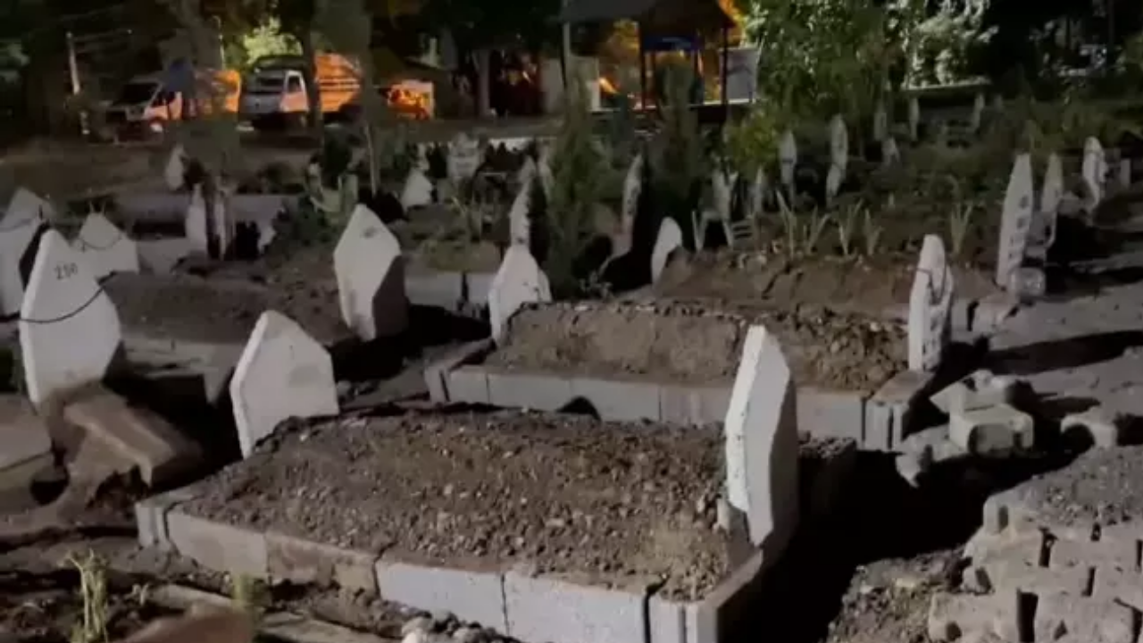Mezarlık Skandalı Bu Mezar Bizim Diyerek Cenazeyi Gizlice Başka Yere Gömdüler! (1)