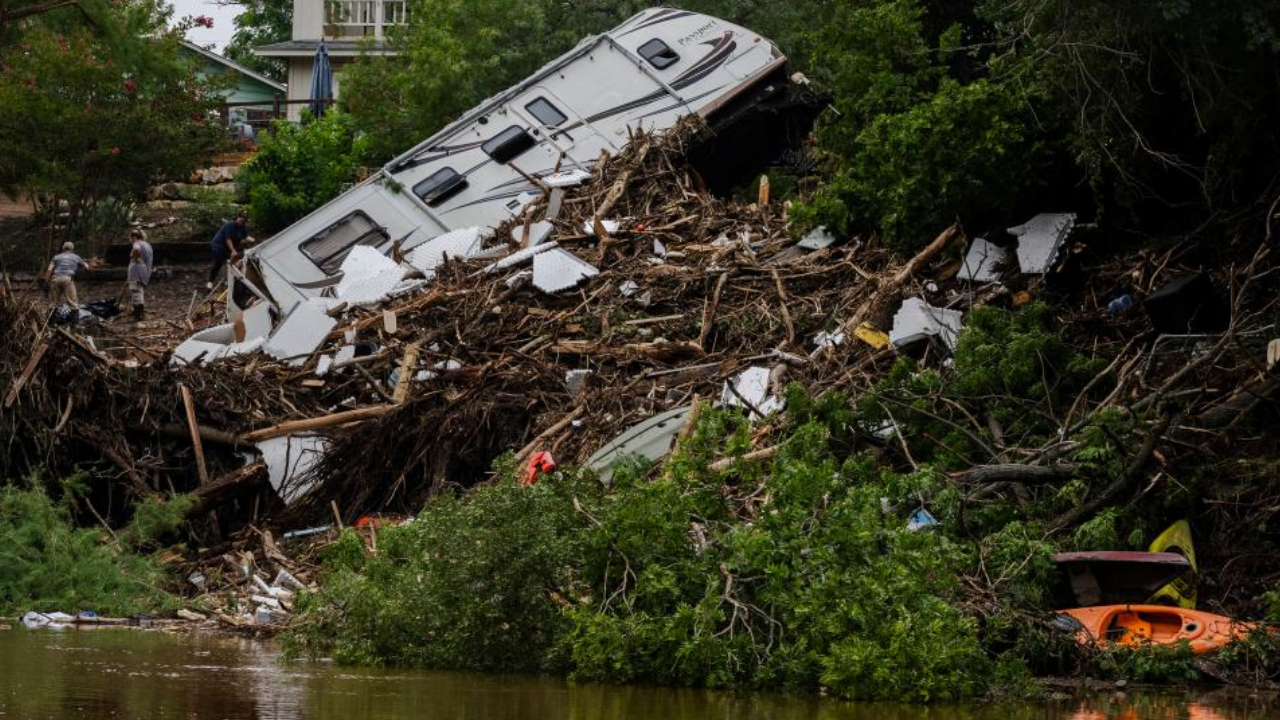 Teksas’ta Sel Felaketi Büyüyor 82 Can Kaybı, 41 Kayıp Var