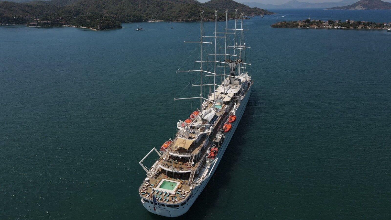 Dev yelkenli yolcu gemisi Club Med 2 Fethiye’ye geldi