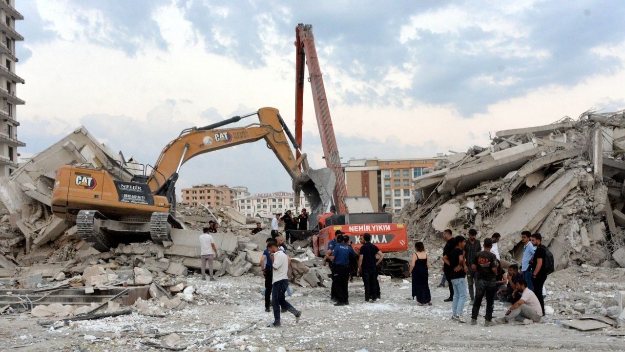 Ağır Hasarlı Bina Yıkılırken Çöktü (1)