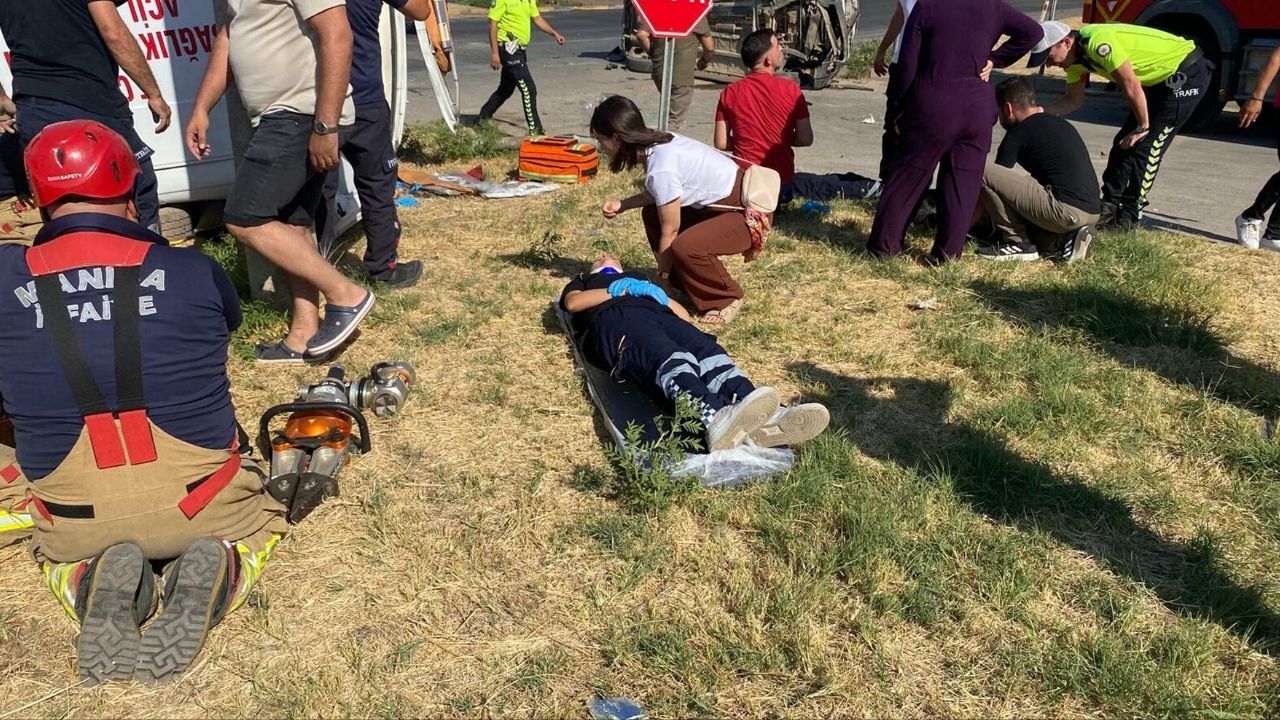 Ambulans Ile Otomobil Çarpıştı 1 Ölü, 6 Yaralı (3)