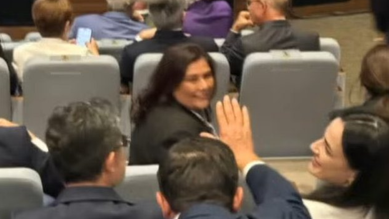 Chp’den Istifa Eden Özlem Çerçioğlu Akp Genel Merkezi’ne Geldi (3)