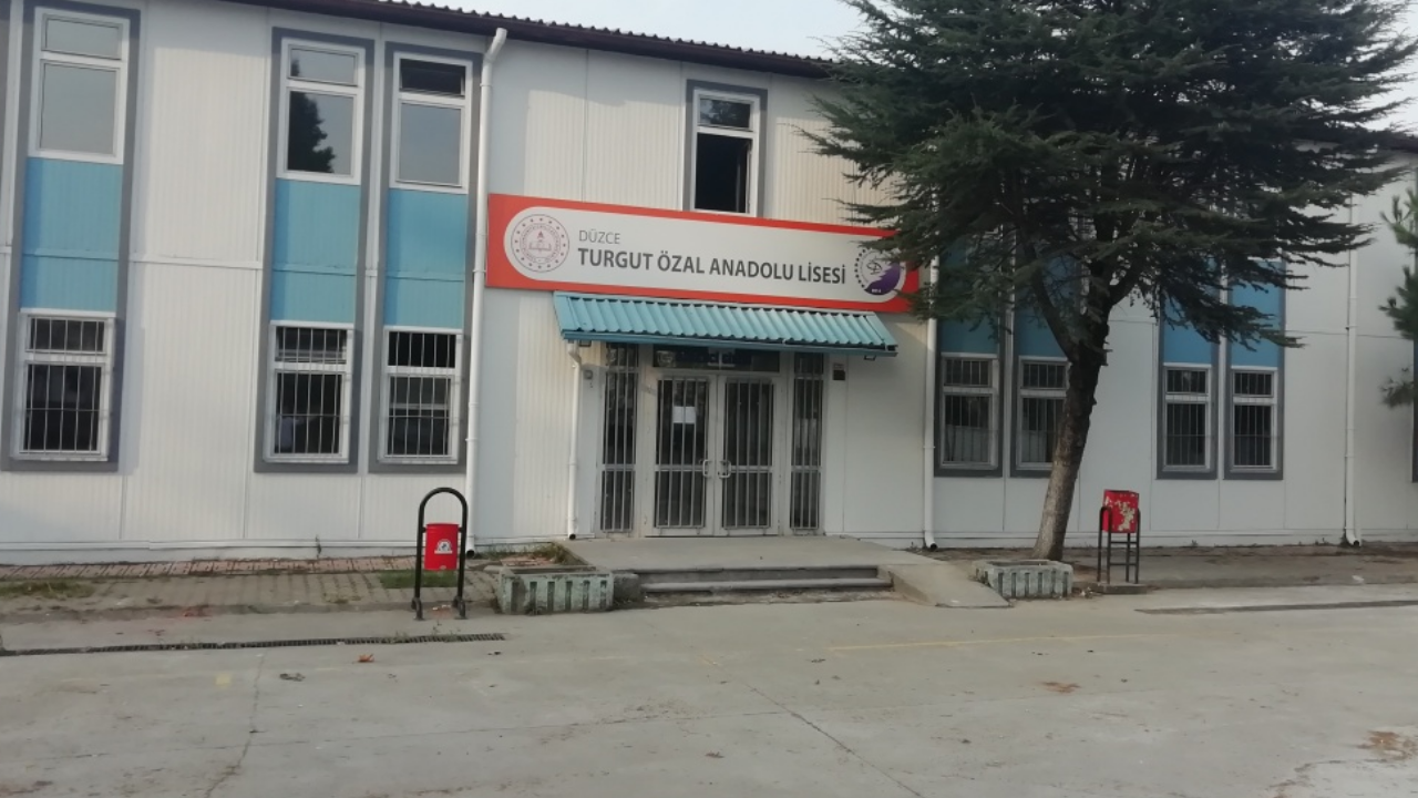 Düzce Turgut Özal Anadolu Lisesi’nde Skandal Kurallar Kız Ve Erkek Öğrenciler Kantinde Ayrı Sıralara Girecek