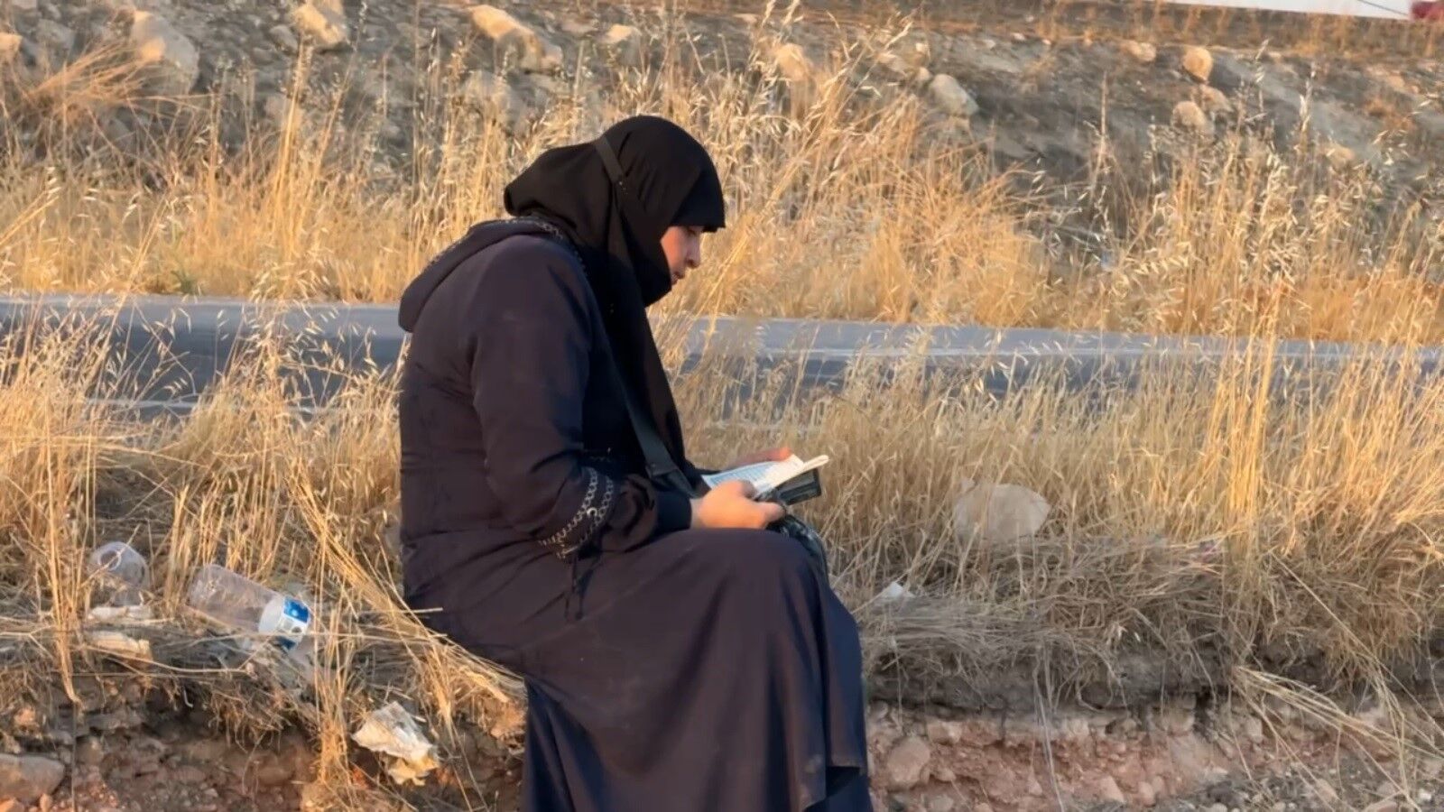 Takla Atan Otomobilden Sağ Çıkan Kadın Olay Yerinde Kuran Okudu1
