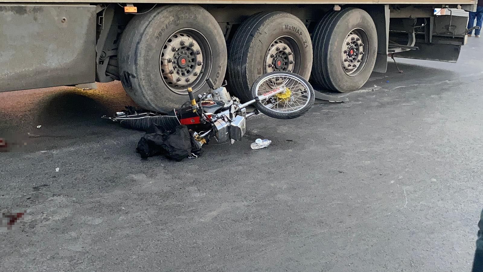 Mersin’de motosikletli genç, tıra çarptı: 1 ölü!-1