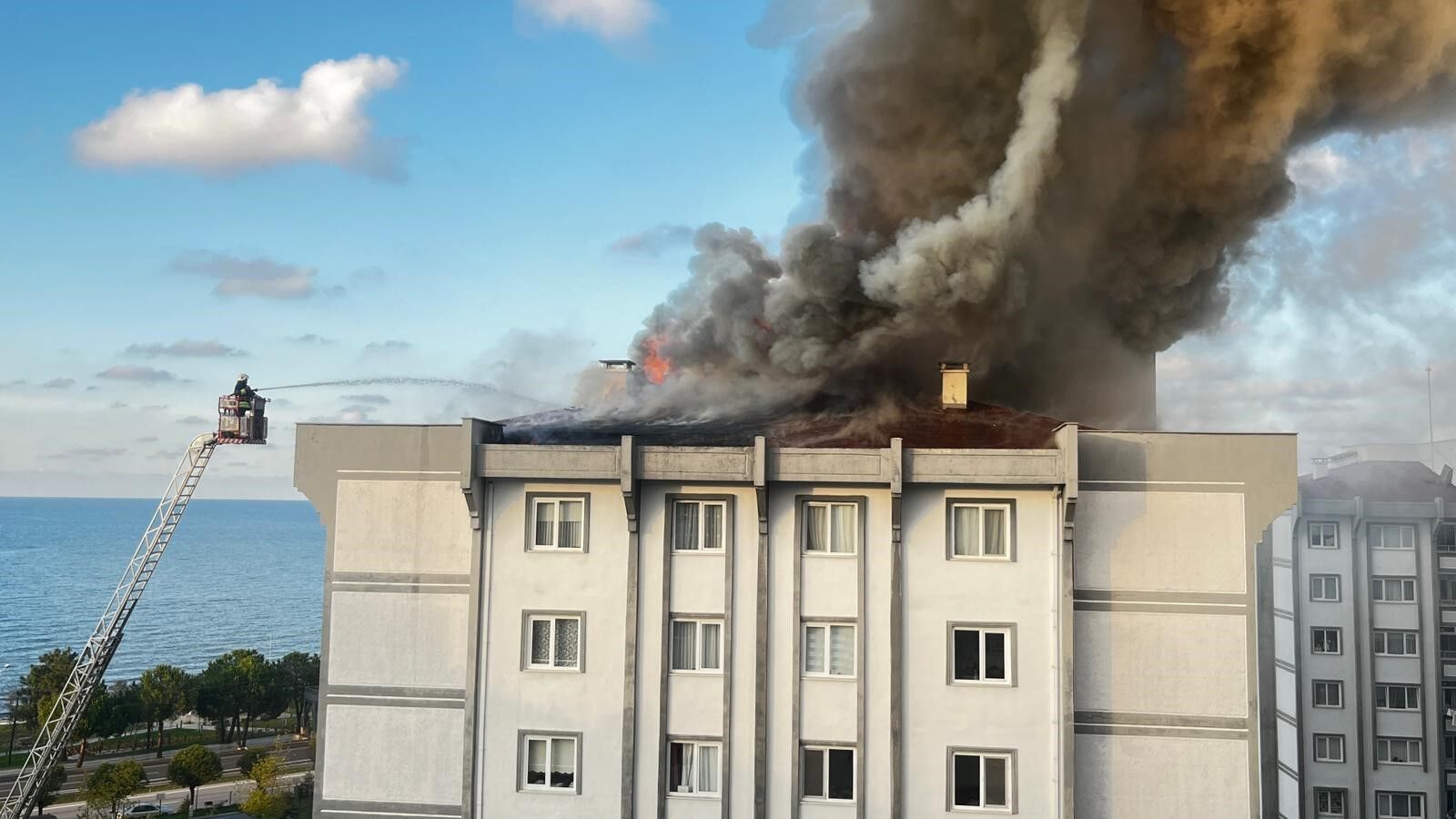 Ordu Ünye’de 7 katlı binanın çatısı alev aldı-2