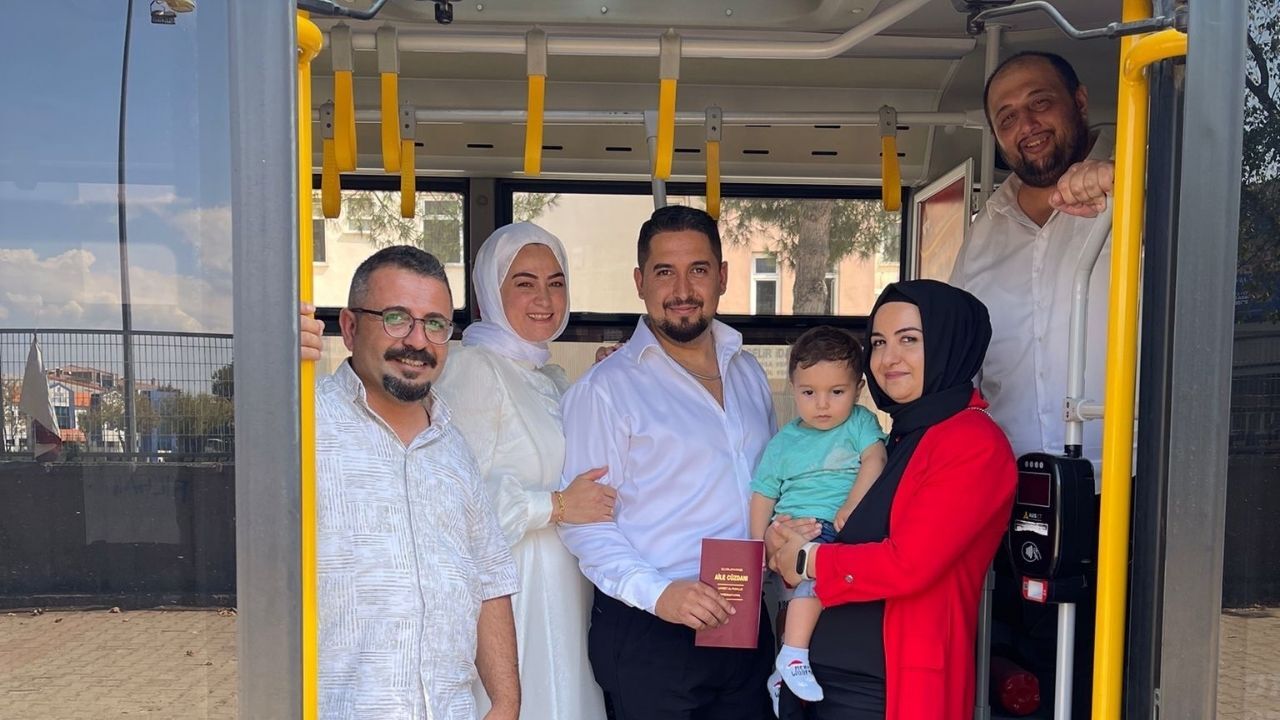 Akhisar Mahallesi’nde Yaşayan Hacer Ve Namık Kar Çifti, Bugün Gerçekleşecek Nikah Töreni Için Araç Bulamayınca Halk Otobüsüyle Gitmeye Karar Verdi. Gelinliğini Giyen Hacer Kar Ve Damat Kıyafetleri