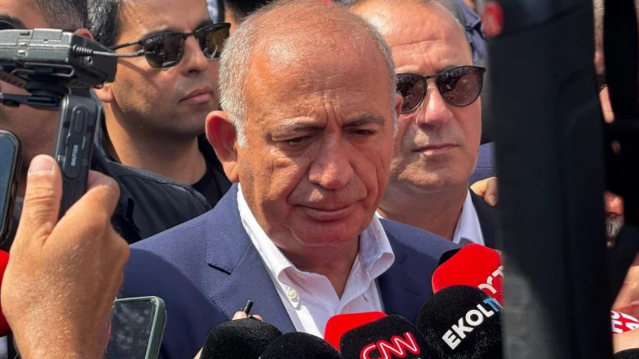 Chp İstanbul İl Binasına Gelen Gürsel Tekin’e Su Şisesi Fırlatıldı