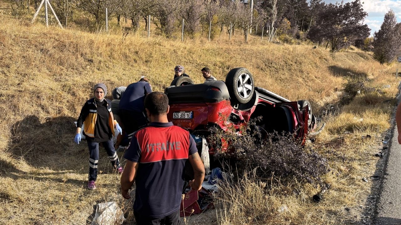 Çorum’da Takla Atan Otomobilde 2 Kişi Yaralandı (2)