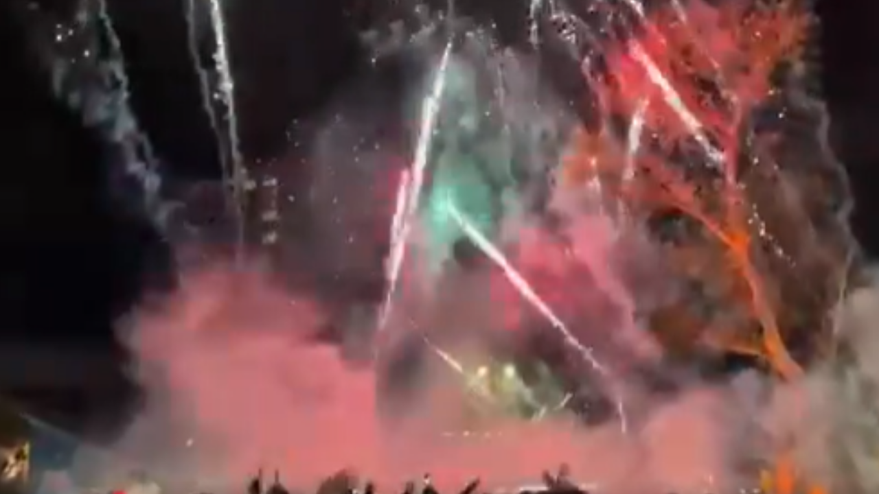 Galatasaray Taraftarından Liverpool’a Sürpriz Otel Önünde Havai Fişek Şovu