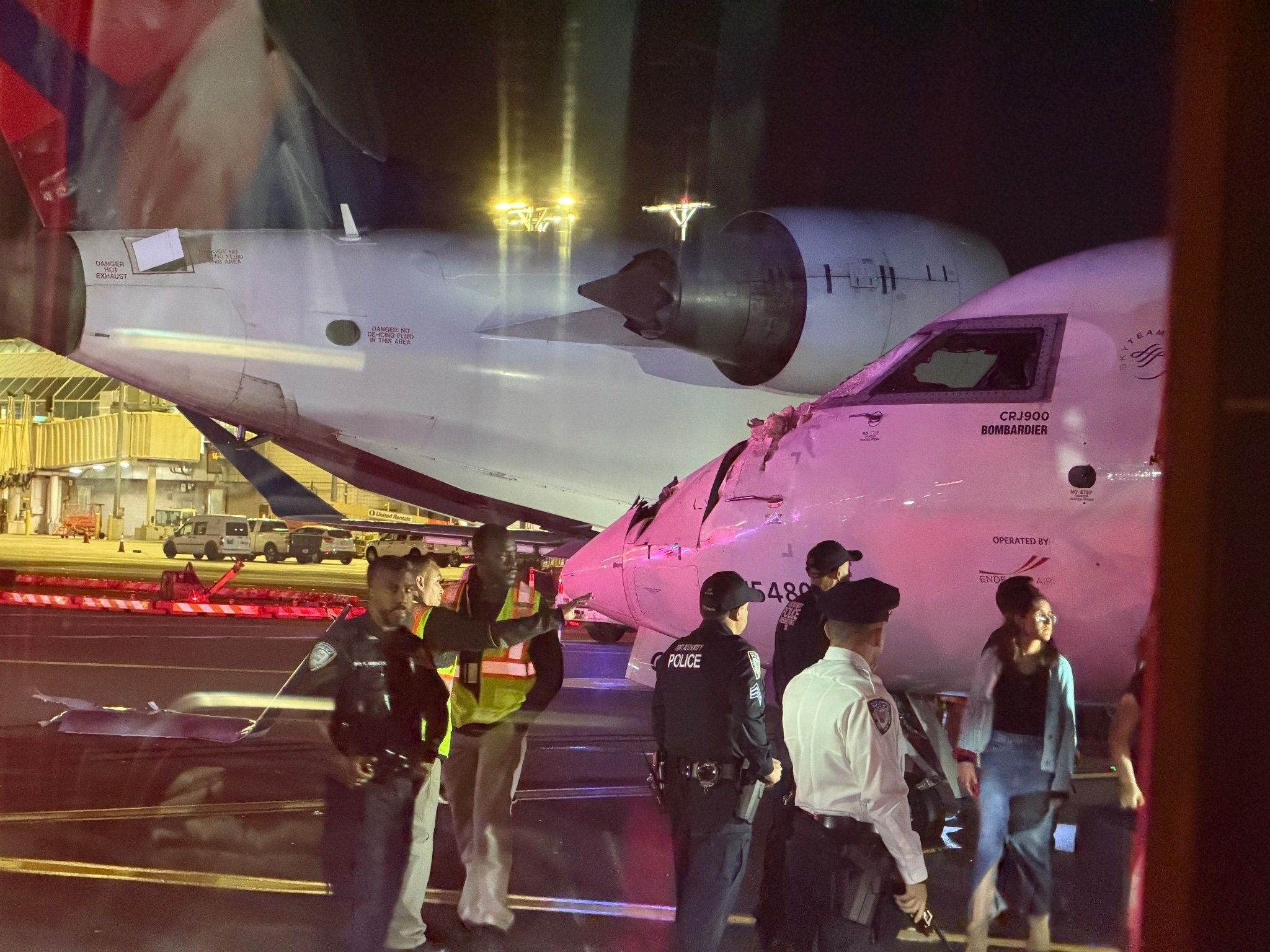 ABD’de LaGuardia Havalimanı’nda iki yolcu uçağı çarpıştı: 2 yaralı-1