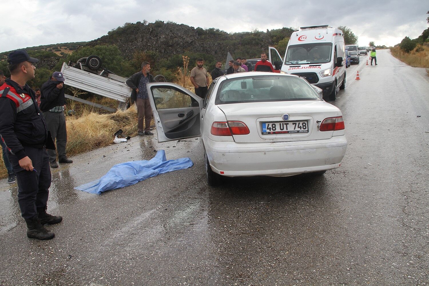 Manisa'da otomobil ile kamyonet çarpıştı: 1 ölü, 2 yaralı-1