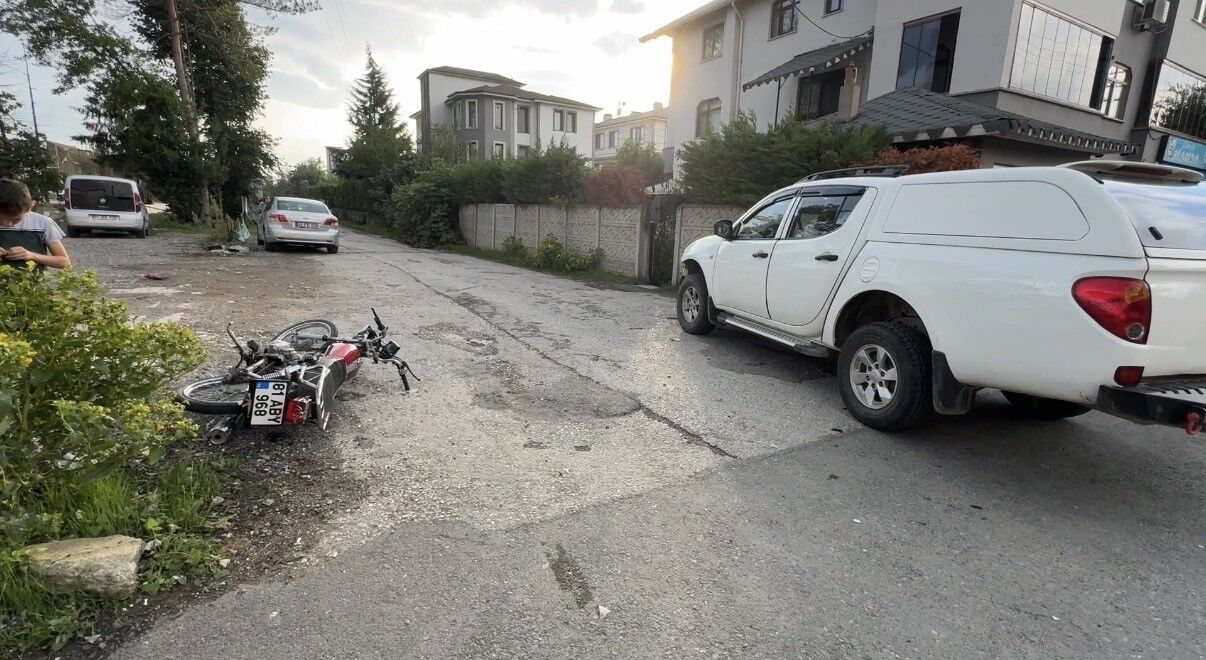 Düzce’de kamyonetle motosiklet çarpıştı: 2 öğrenci ağır yaralı-1