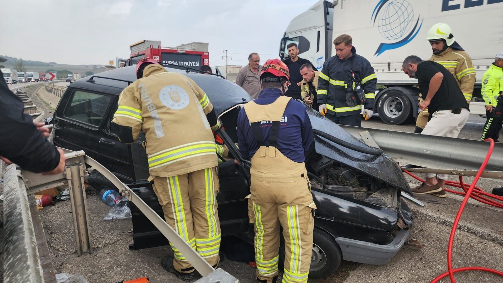 Bursa’da otomobil bariyere çarptı: 4 yaralı-1