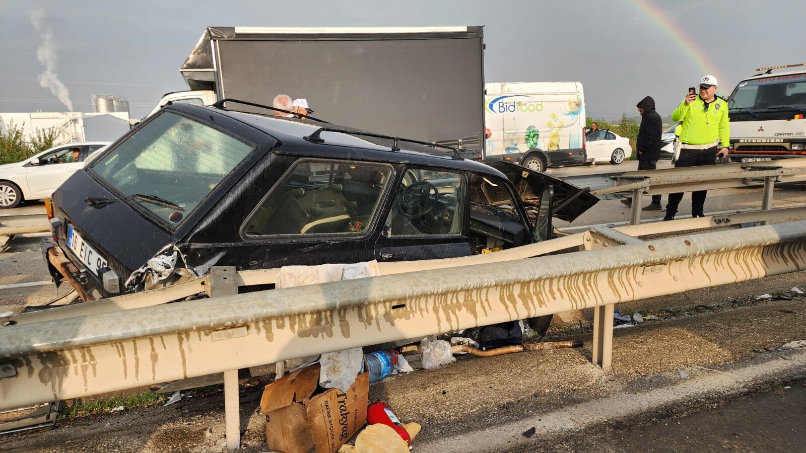 Bursa’da otomobil bariyere çarptı: 4 yaralı-2
