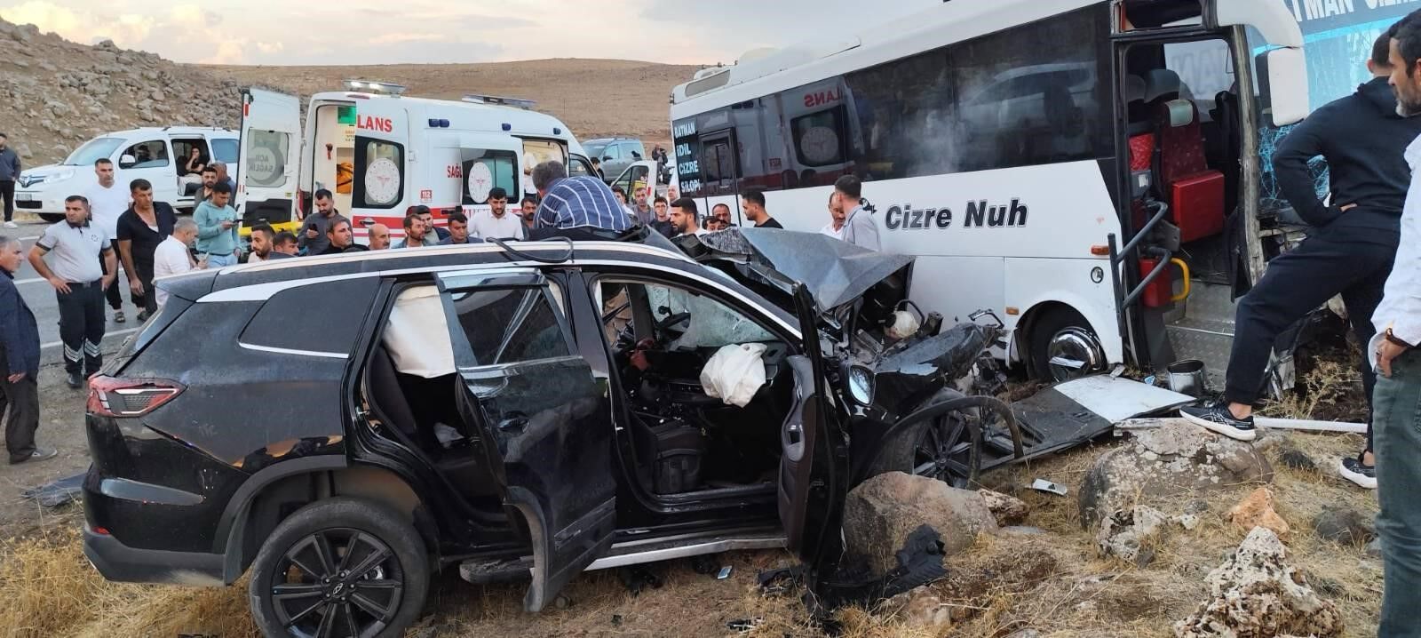 Şırnak’ta yolcu otobüsü ile otomobil çarpıştı: 1’i ağır 8 yaralı-1