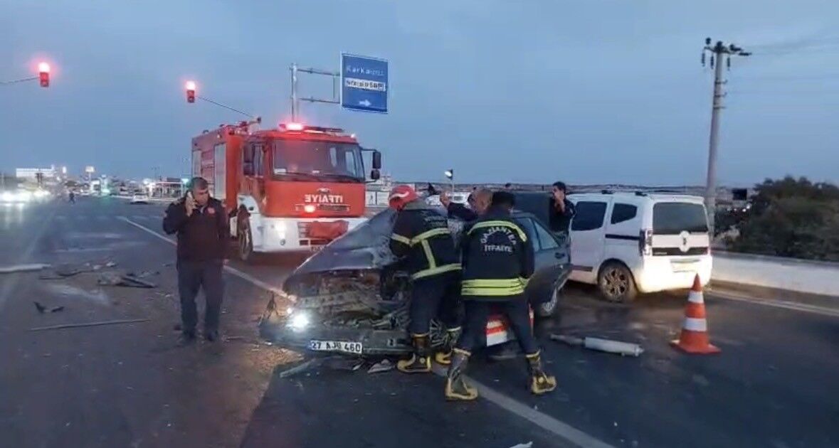 Gaziantep’te zincirleme kaza: 4 araç birbirine girdi, 3 kişi yaralandı-2