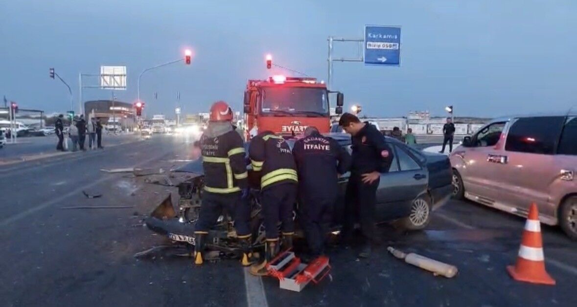 Gaziantep’te zincirleme kaza: 4 araç birbirine girdi, 3 kişi yaralandı-1