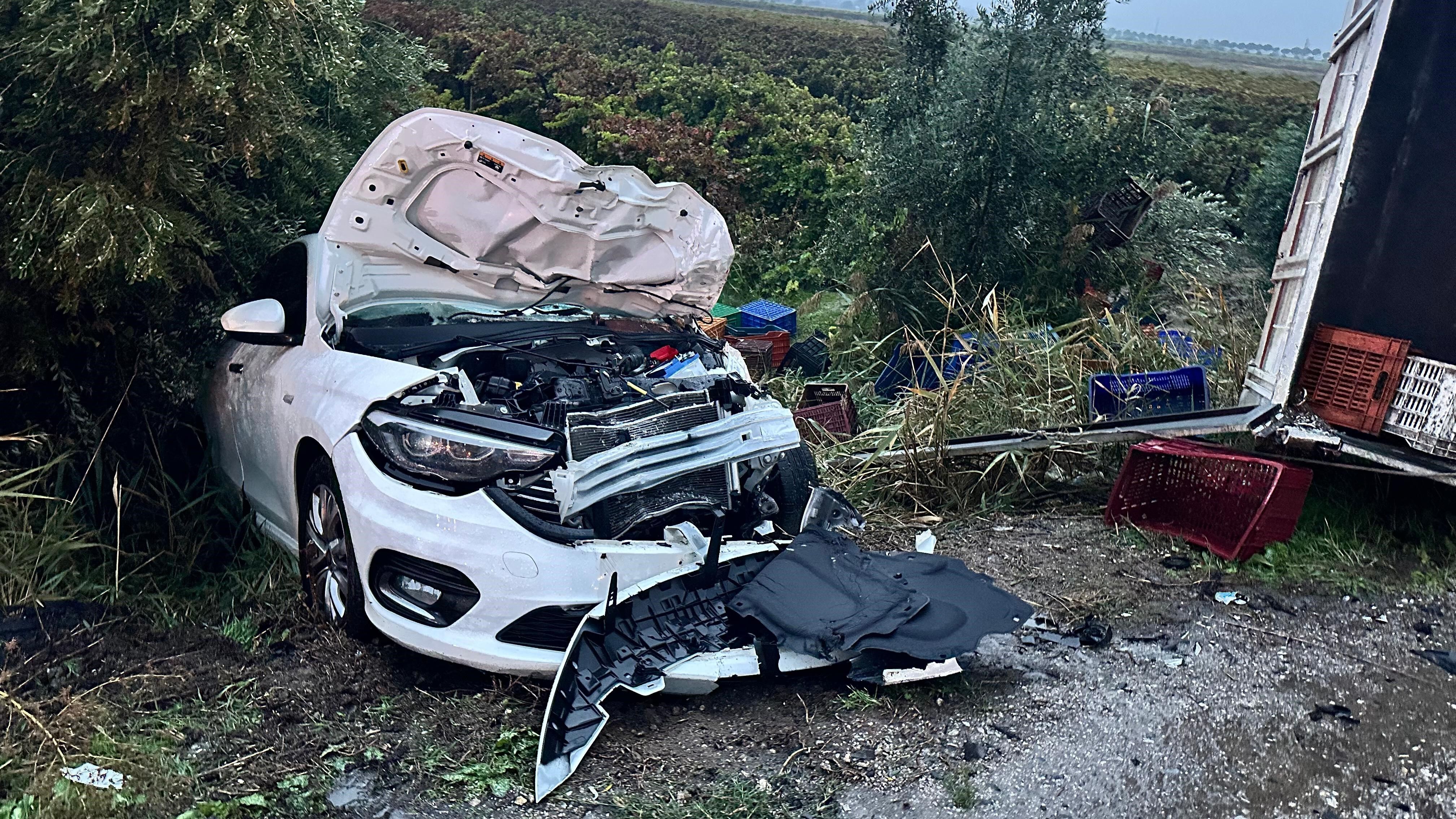 kontrolden  çıkan kamyonet  dehşet saçtı: 2 ölü 3 yaralı-2