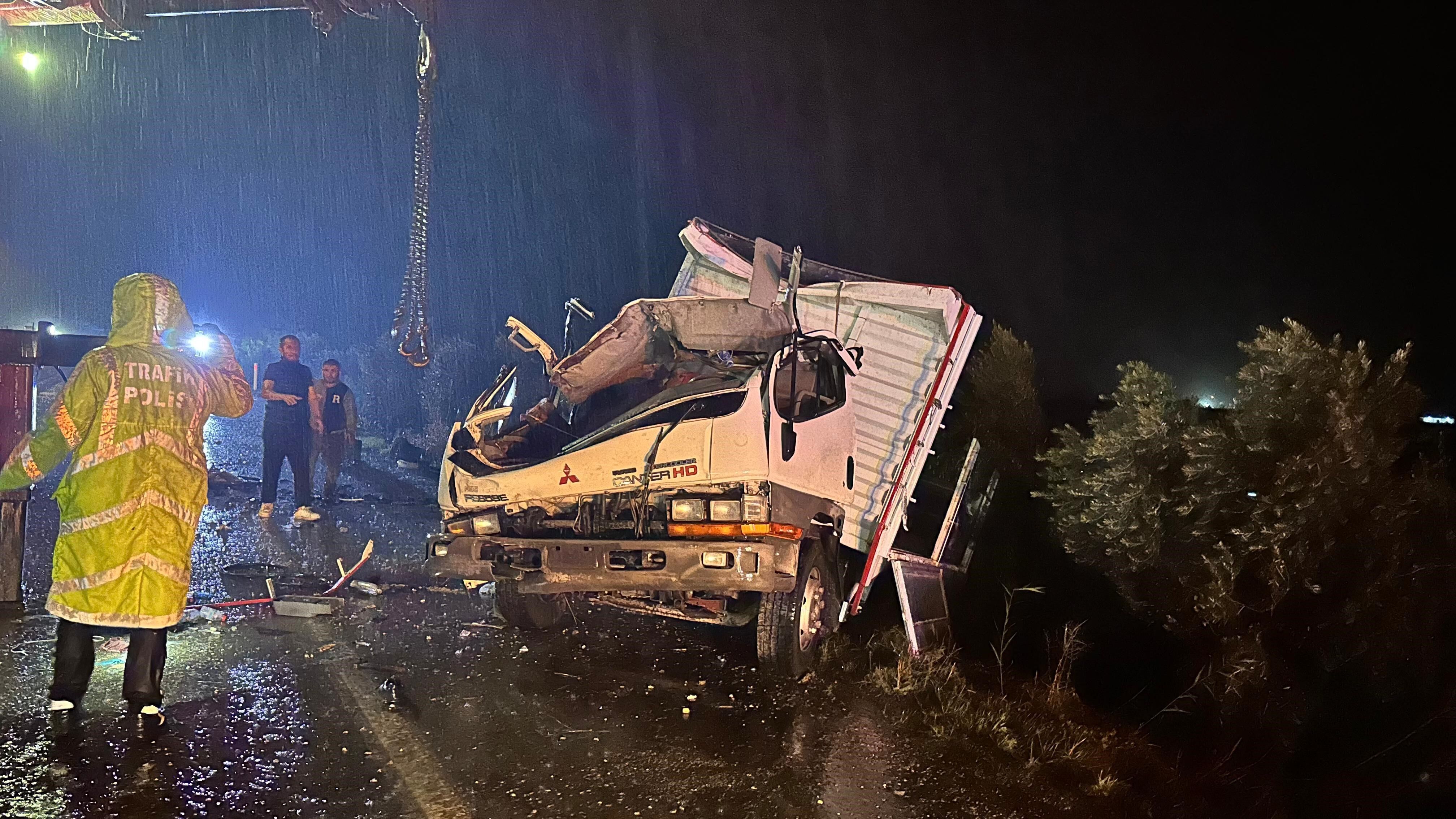 kontrolden  çıkan kamyonet  dehşet saçtı: 2 ölü 3 yaralı