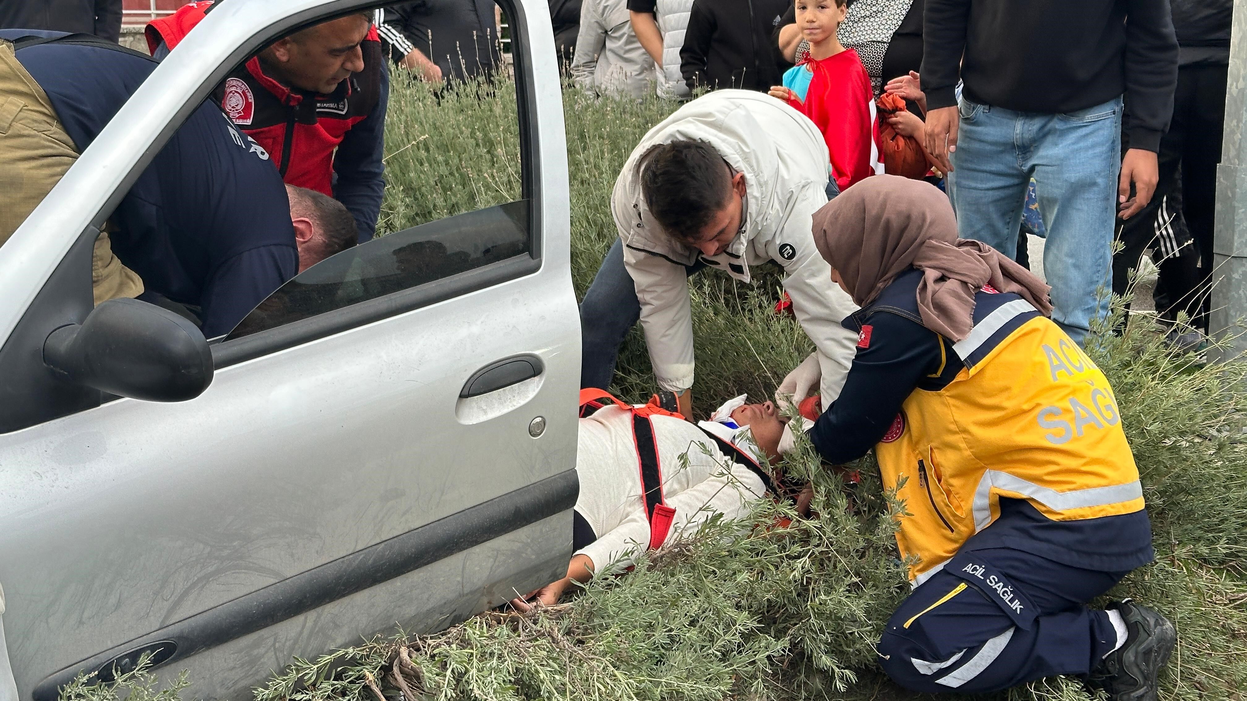 Ayvalık’ta halk otobüsü ile otomobil çarpıştı: 2 yaralı-2
