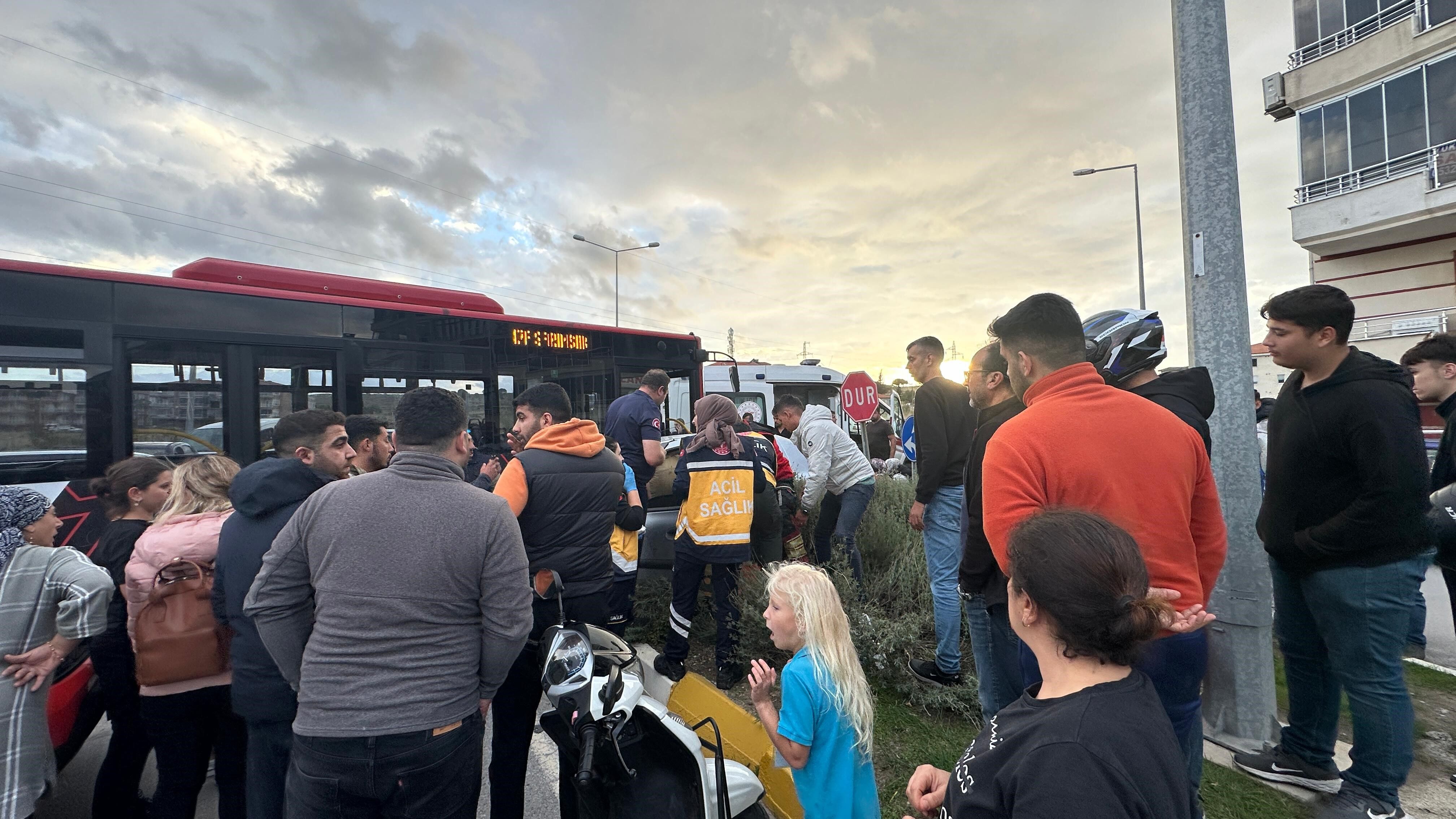 Ayvalık’ta halk otobüsü ile otomobil çarpıştı: 2 yaralı-1