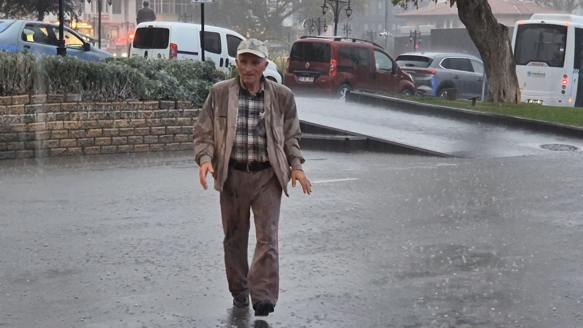 Sağanak yağış sokakları göle çevirdi-1