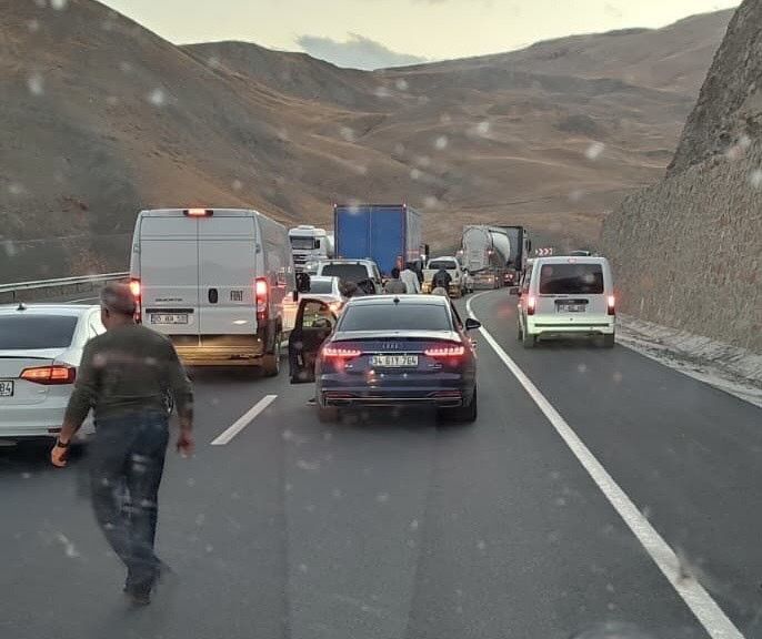 Van-Hakkari yolunda feci kaza: Aynı aileden 2 ölü, 5 yaralı