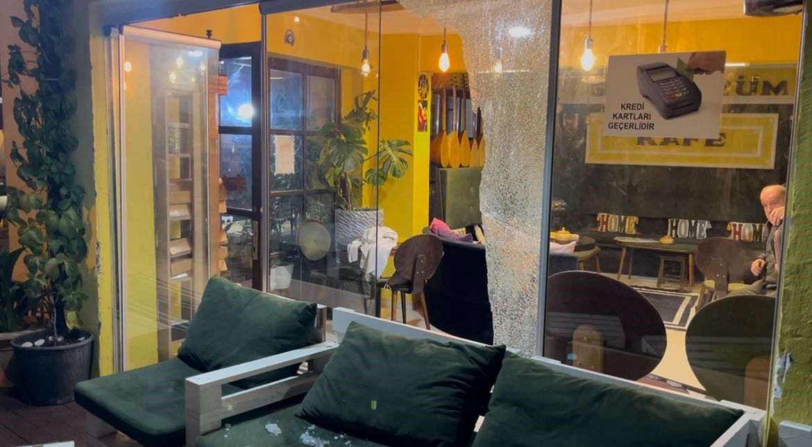 Bursa’da kafeler sokağında silahlı saldırı: 3 kişi yaralandı-1